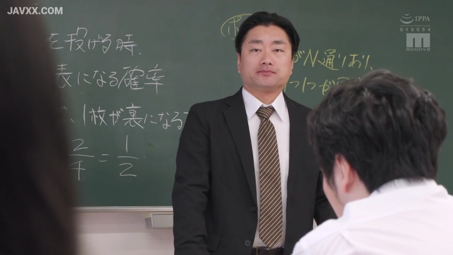 严肃 · 教室 · 西装外套 · 西装 · 黑板上有数学公式 · 老师面部特写