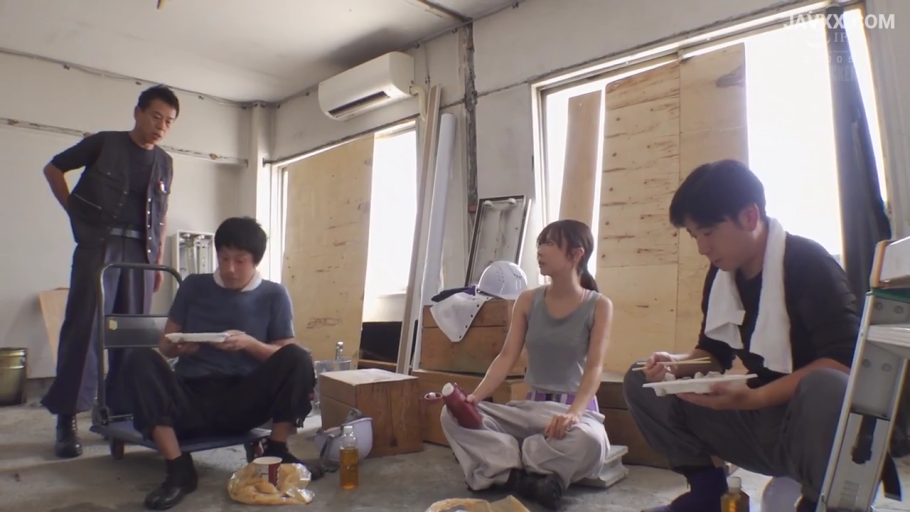 交谈中 · 深色工装服 · 工地 · 工地装备 · 凌乱的施工现场