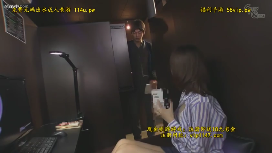 注视 · 女子侧脸 · 房间内灯光昏暗 · 私人隔间 · 衬衫纽扣敞开露出内衣