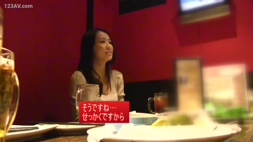 交谈中 · 酒杯 · 日语字幕 · 居酒屋 · 浅色上衣 · 人物面部特写