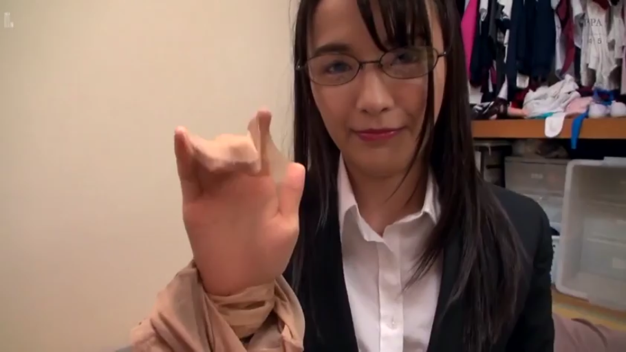 室内 · 坐姿 · 微笑 · 上半身 · 西装 · 展示丝袜