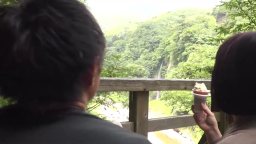 闲适 · 瀑布观景台 · 夏季 · 日常便装 · 手持冰淇淋 · 冰淇淋筒