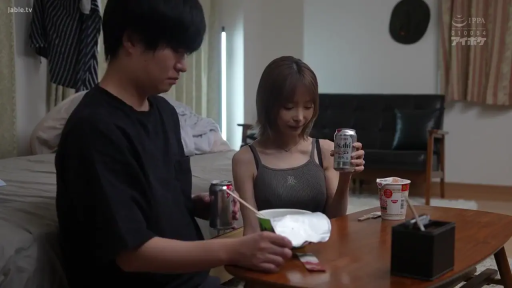 坐姿 · 卧室 · 中景 · 自然 · 居家 · 喝酒 · 灰色吊带 · 泡面