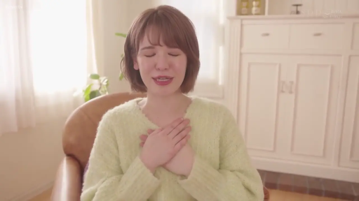 坐姿 · 上半身特写 · 皮质座椅 · 居家室内 · 双手护胸 · 浅绿色毛衣 · 日系短发 · 闭眼神情