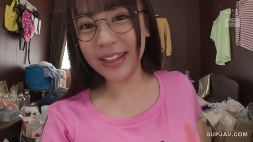 室内 · 面部特写 · 粉色短袖 · 靠近镜头