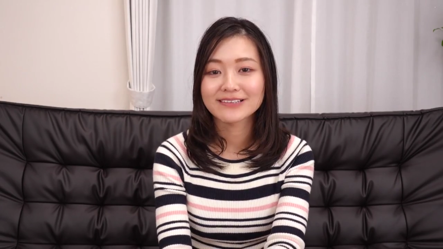 室内 · 坐姿 · 中景 · 沙发 · 微笑 · 面对镜头 · 条纹衫 · 长发