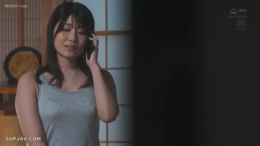 若有所思 · 胸部特写 · 室内卧室 · 手机 · 灰色吊带背心
