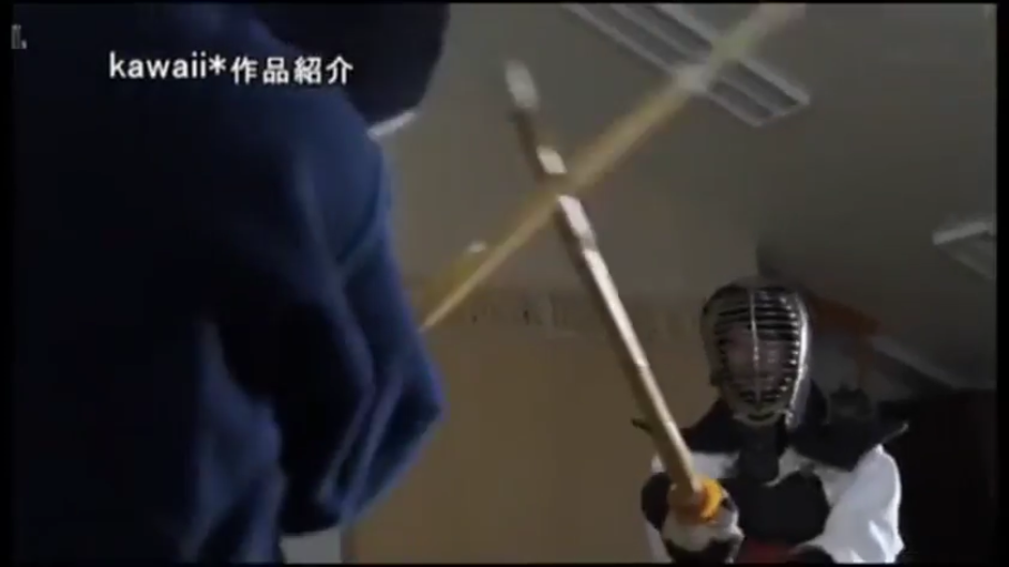剑道馆 · 剑道护具 · 竹刀 · 竹刀交锋特写 · 画面左上角有水印 · 无法辨认（被面罩遮挡）