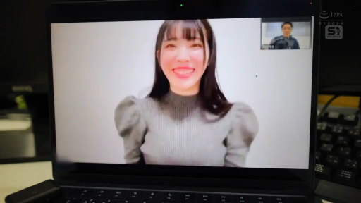 Indoor · Sitting Posture · 面部特写 · Laptop · Video screenshot · Radiant Smile · 视频通话 · 灰色高领针织衫