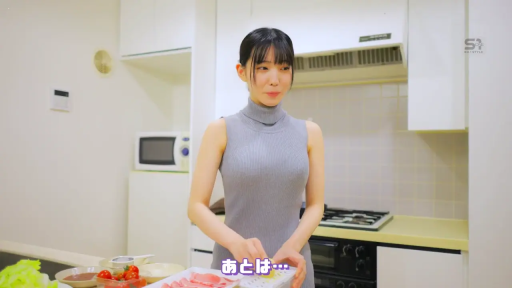 微笑 · 上半身特写 · 厨房 · 食材 · 灰色高领无袖针织衫