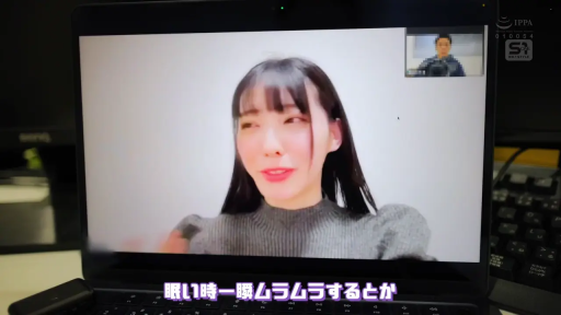 室内 · 坐姿 · 脸部特写 · 羞涩 · 笔记本电脑 · 灰色高领毛衣 · 齐刘海 · 视频通话