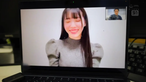 电脑前 · 害羞 · 摄像头 · 远程视频画面 · 灰色针织泡泡袖上衣 · 屏幕中的人脸特写