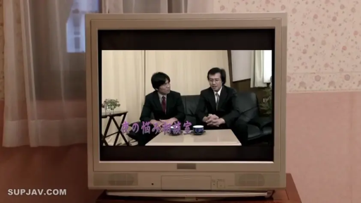领带 · 室内房间 · 茶具 · 严肃交谈 · 电视屏幕画面 · 电视屏幕字幕显示日语