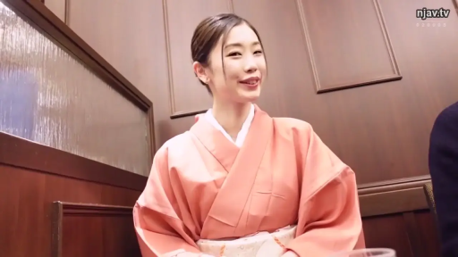 上半身特写 · 温柔 · 粉色和服 · 餐厅或包间 · 背景墙壁有装饰条