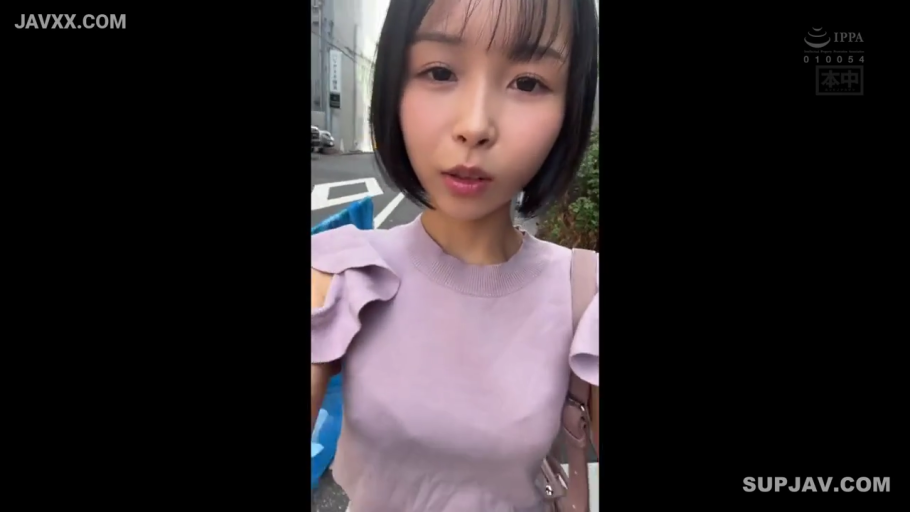 平静 · 上半身特写 · POV视角 · 街道 · 淡紫色荷叶边针织上衣