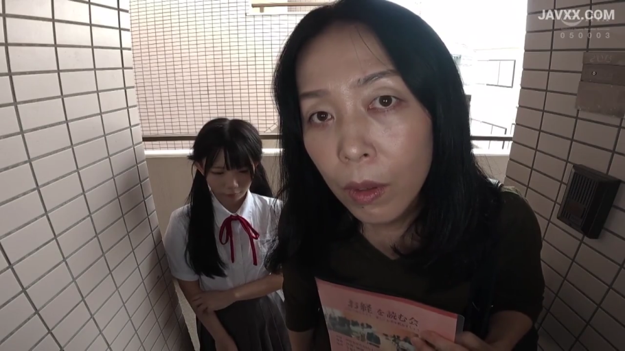 公寓走廊 · 宣传单 · 中年妇女严肃注视 · 女学生深色百褶裙 · 中年妇女面部特写