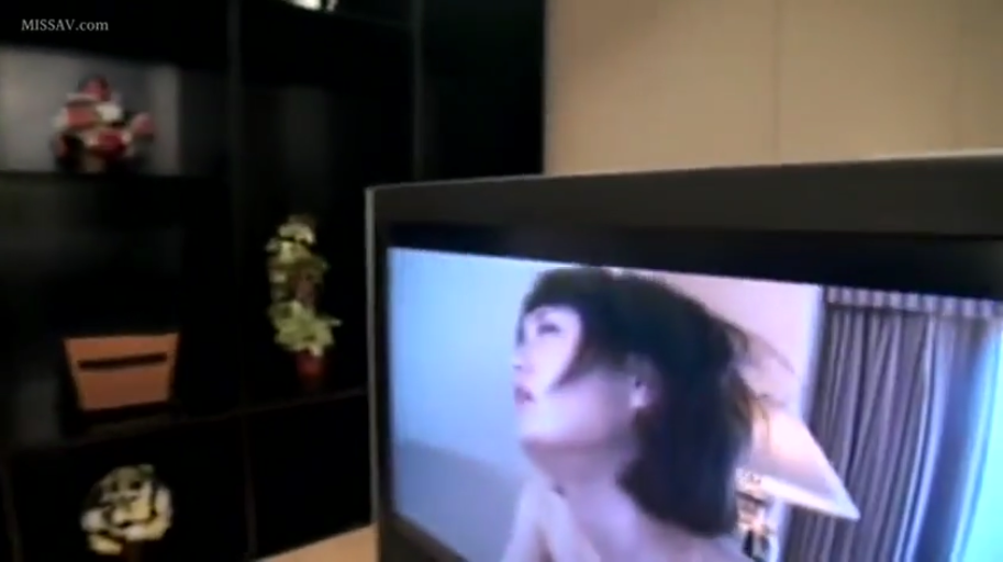 高潮 · 室内寝室 · 电视机 · 裸露上身 · 性爱过程 · 电视屏幕中女性的面部特写