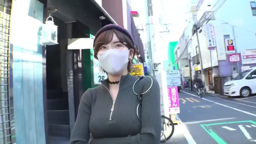针织帽 · 注视镜头 · 头部特写 · 自然光 · 城市街道 · 深色拉链紧身针织衫