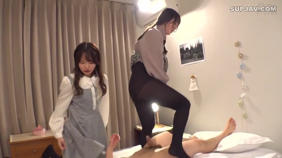 冷静 · 卧室 · 无 · 踩踏 · 黑色连裤袜特写 · 另一名女子穿黑白格纹吊带连衣裙 · 床上男人的生殖器可见