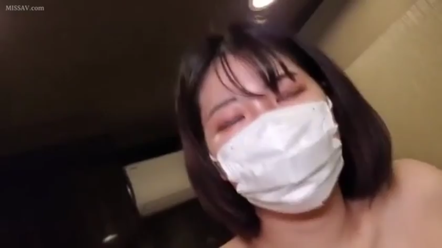 卧室 · 脸部特写 · 沉浸 · 裸体 · 口罩 · 光线昏暗 · 做爱过程中