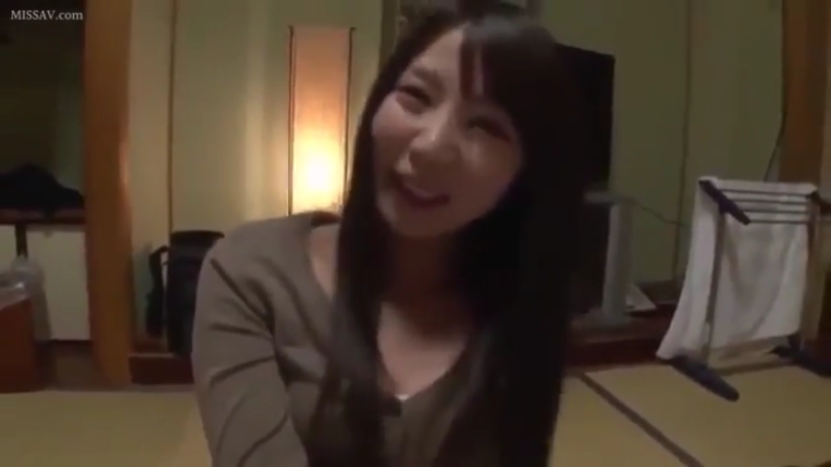 坐姿 · 微笑 · 面对镜头 · 第一人称视角 · 半身 · 榻榻米 · 棕色长袖 · 日式房间