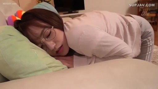 眼镜 · 侧脸 · 床上 · 放松 · 浅色针织长袖上衣