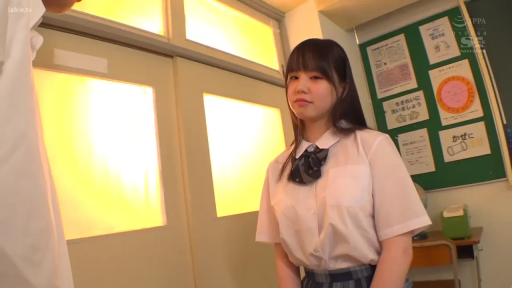 教室 · 深色格子领结 · 人物中景 · 审视