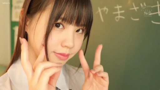 教室 · 剪刀手特写 · 黑板 · 甜美微笑 · 白色学生制服