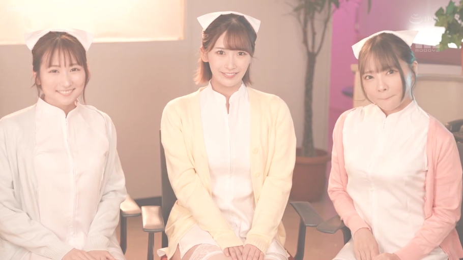 室内 · 座り姿勢 · 护士服 · 中景 · 微笑 · 多人 · 椅子 · 注视镜头