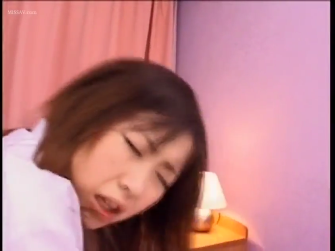 脸部特写 · 卧室 · 台灯 · 白色衬衫 · 光线昏暗 · 沉浸高潮 · 性交中