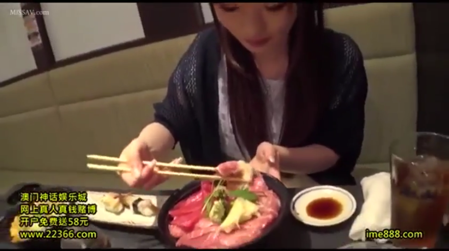 平静 · 食物特写 · 深色罩衫 · 日式餐厅 · 桌面广告水印