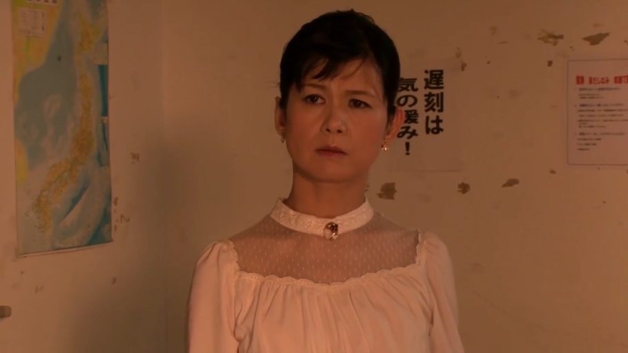 房间 · 警觉 · 面部特写 · 蕾丝领口