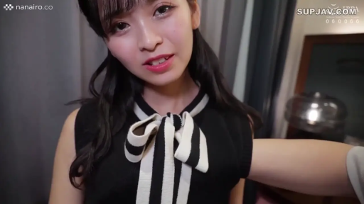 室内 · 脸部特写 · 黑色蝴蝶结无袖衫