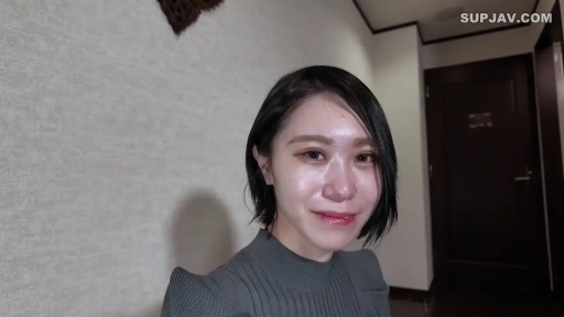 房间 · 脸部特写 · 温柔 · 灰色针织上衣