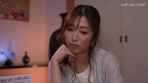 室内 · 沉思 · 忧郁 · 脸部特写 · 托腮 · 花瓶 · 淑女 · 蕾丝开衫