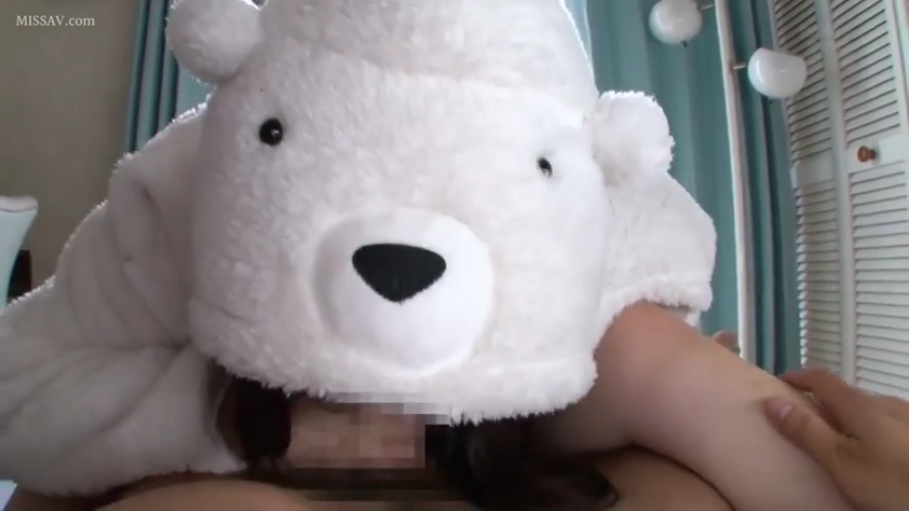 卧室 · 头部特写 · 亲密互动 · 趴在床上 · 毛绒动物睡衣