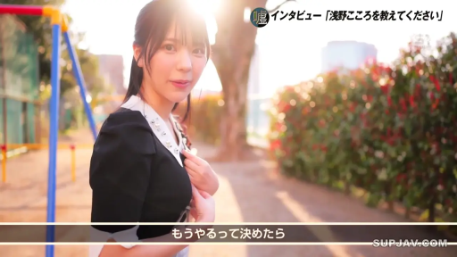 站立 · 微笑 · 半身 · 黑色连衣裙 · 逆光 · 户外公园 · 侧身回眸