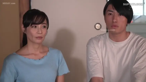 室内 · 交谈 · 中景 · 休闲装 · 并排坐 · 熟女 · 疑惑