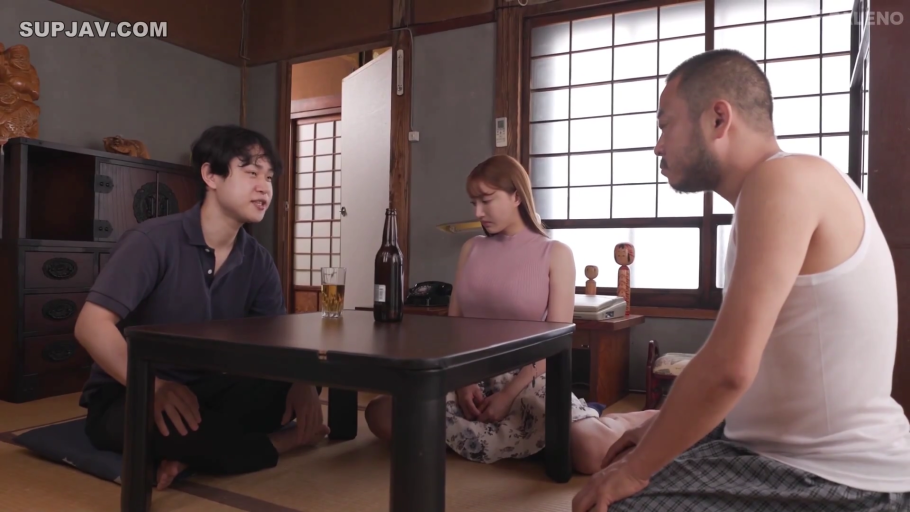 榻榻米房间 · 专注 · 啤酒 · 人物中景 · 男性Polo衫 · 日常起居风格