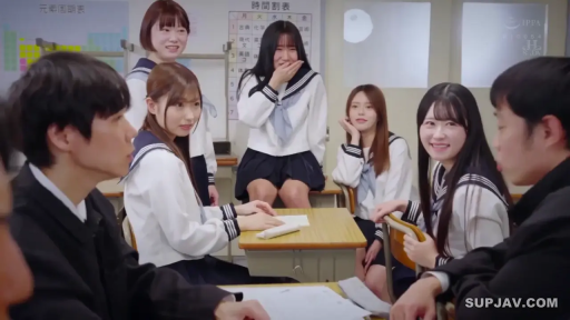 教室 · 大笑 · 讲义 · 日本水手服 · 校园背景 · 女生笑脸特写