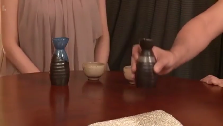 室内 · 坐姿 · 剧情 · 无袖上衣 · 无表情 · 物品特写 · 酒壶 · 拿取酒具