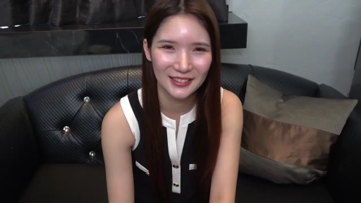 坐姿 · 中景 · 对视 · 抱枕 · 室内沙发 · 笑容 · 长发 · 黑白撞色无袖衫