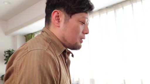 室内 · 面部特写 · 棕色衬衫