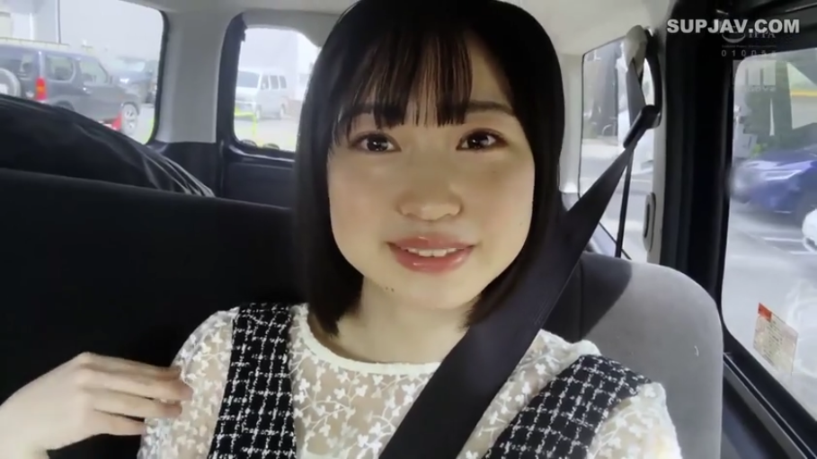 脸部特写 · 温柔 · 车内 · 安全带 · 黑白格纹背带裙