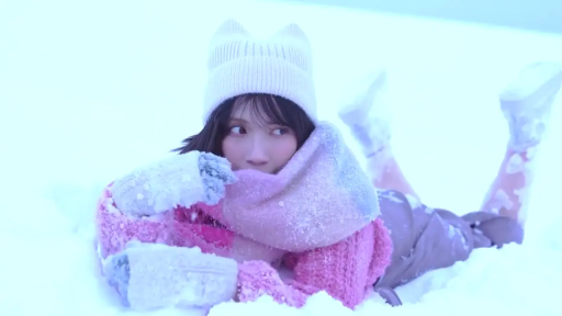 面部特写 · 眼神警觉 · 厚围巾 · 户外雪地 · 针织手套 · 积雪覆盖
