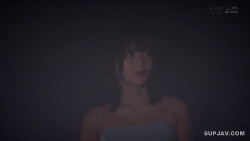 面部特写 · 迷茫 · 昏暗室内 · 细肩带背心