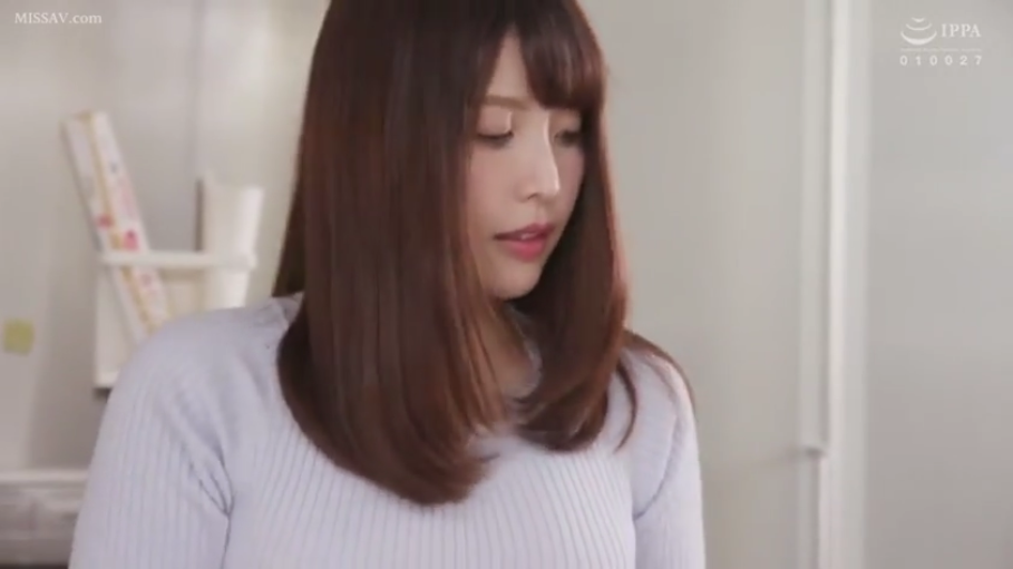 房间 · 注视 · 肩部特写 · 白色针织衫