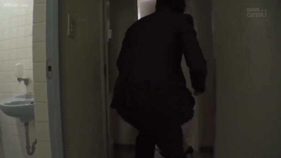 洗手间 · 深色西装套装
