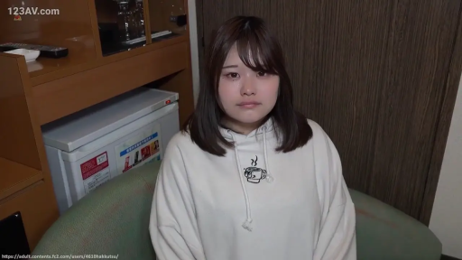 室内 · 中景 · 正坐 · 注视 · 亚洲女性 · 无表情 · 白色连帽衫