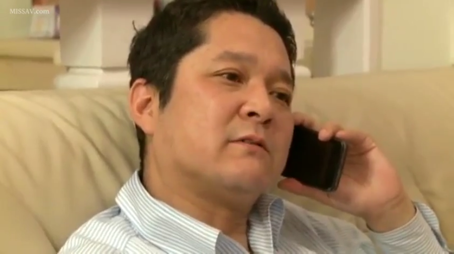 室内 · 座り姿勢 · 平静 · ストライプシャツ · 携帯電話 · 頭部 · 電話に出る · 成年男性